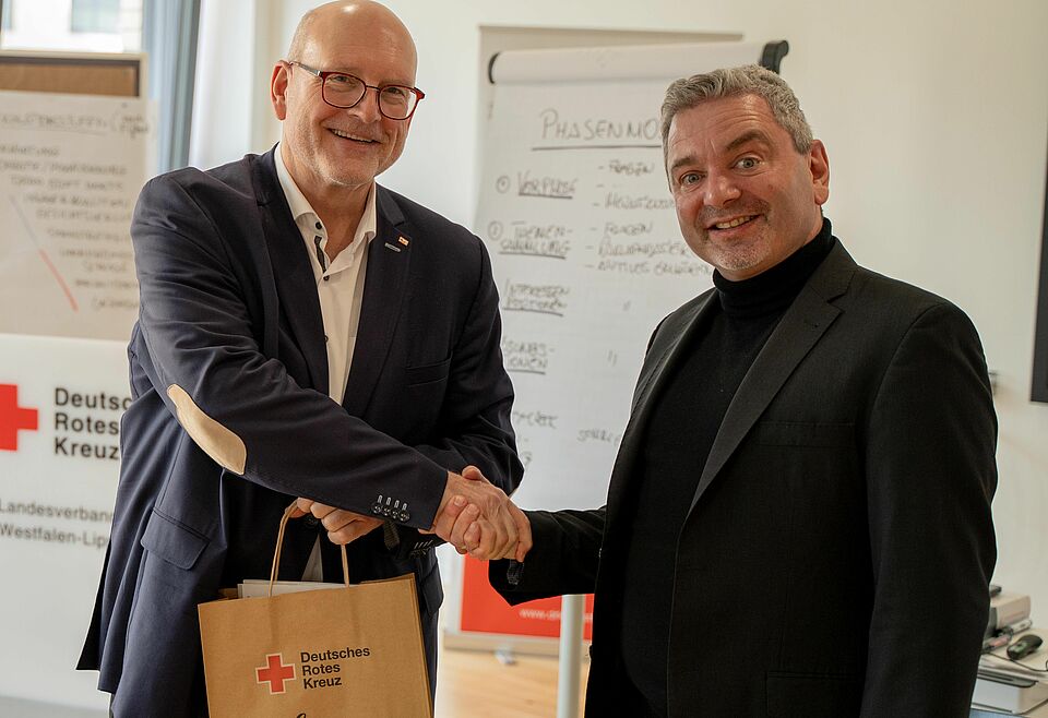 Heinz S. Gosmann und Prof. Dr. André Niedostadek