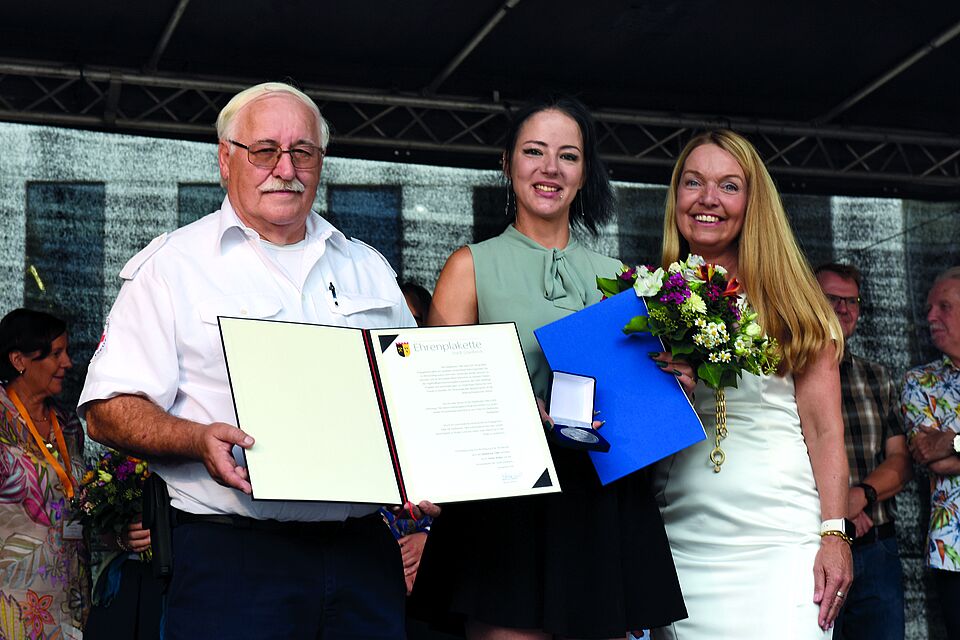 (v.li.) Der Präsident des DRK Gladbeck Wilhelm Walter, die Leiterin der Tafel Jennifer Bartschat und Bürgermeisterin Bettina Weist